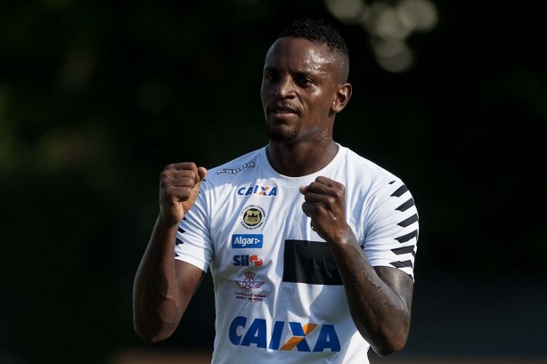 Zagueiro ex-Corinthians enfrenta problemas fsicos e no agrada comisso tcnica alvinegra