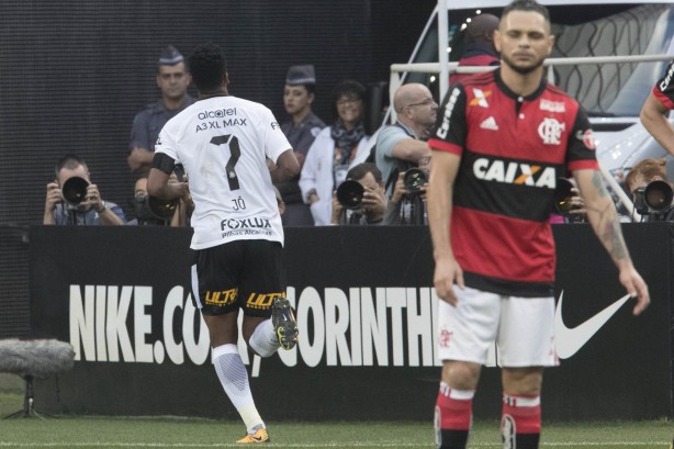 J comemora seu 35 gol com a camisa do Corinthians