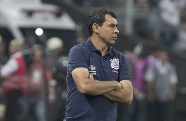 Treinador do Corinthians lamentando o empate contra o Flamengo
