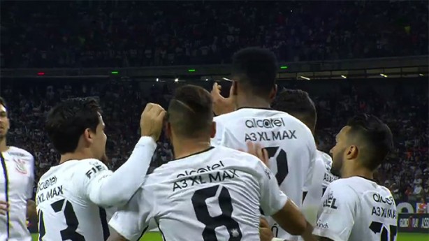 Elenco corinthiano comemora o primeiro gol contra o Atltico-MG