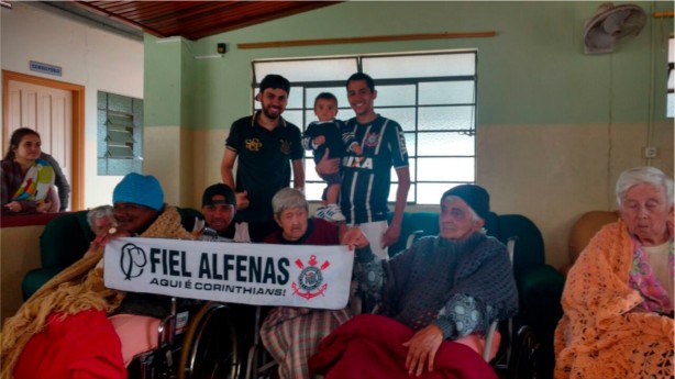 Grupo de corinthianos faz visitas semanais a asilo de Alfenas