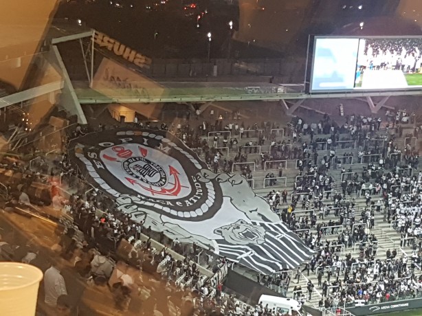 Bandeira da Estopim da Fiel no setor norte da Arena Corinthians