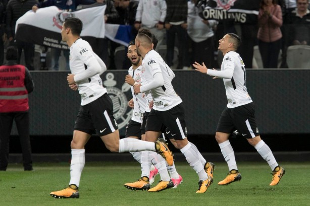 Jogadores do Corinthians comemorando o gol de Guilherme Arana