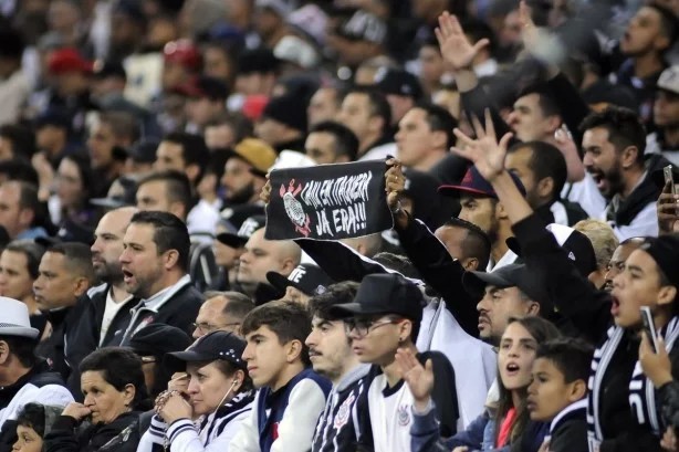 Torcida do Corinthians festejou na Arena Cond ao trmino da partida desta quarta