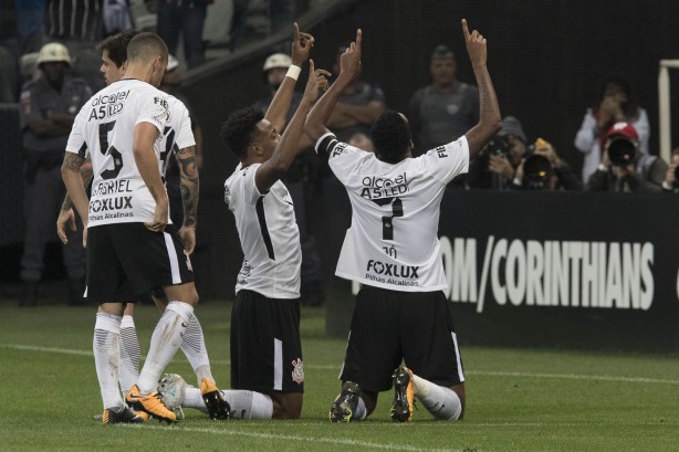 No Brasileiro, Corinthians est a oito pontos  frente do vice-colocado Grmio