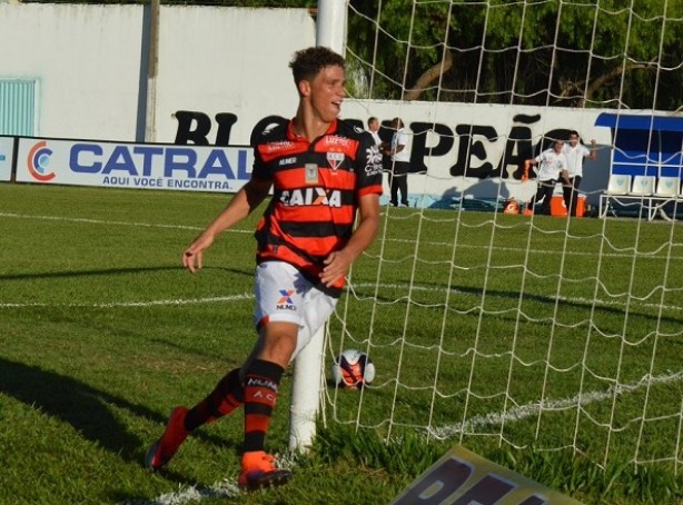 Joo Pedro foi promovido  equipe profissional do Atltico-GO aps a Copinha-2017