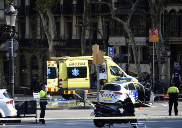 Van matou atropelou pedestres em La Rampla, ponto turstico de Barcelona