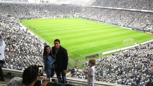 Pablo e esposa na Arena Corinthians contra o Vitria