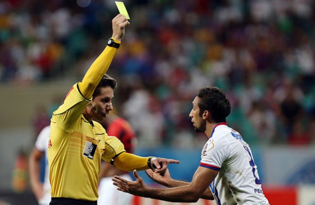Paulo Roberto mostra carto amarelo a Adriano Apodi durante jogo do Bahia