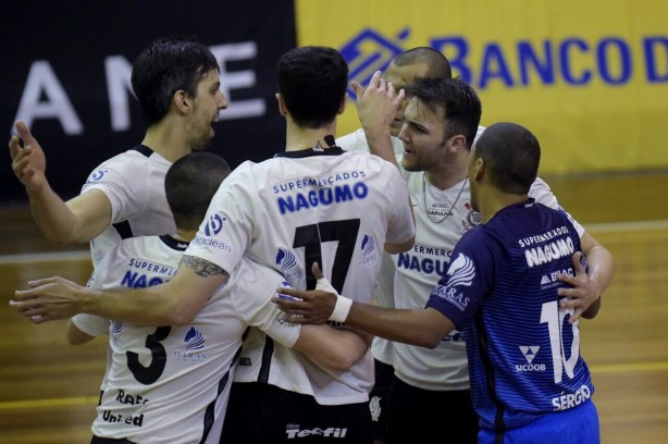 Embalada, equipe de vlei do Corinthians est na semi do Paulista