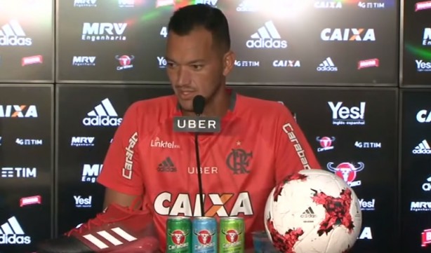 Zagueiro do Flamengo elogiou jogo coletivo dos comandados de Caril