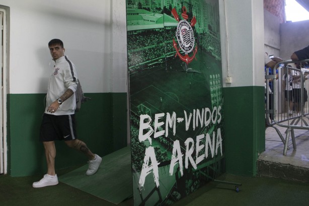 Fagner chega para um dos jogos do Corinthians na Arena Cond