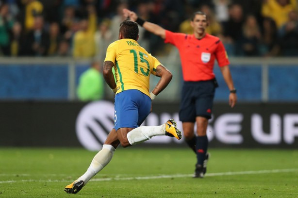 Ex-Corinthians, Paulinho marcou um dos gols do Brasil no jogo