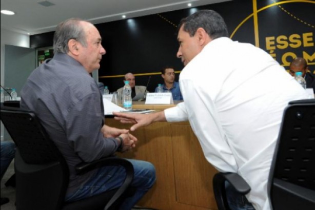 Carille conversando com Levir Culpi do Santos: treinador quer relação mais próxima com companheiros