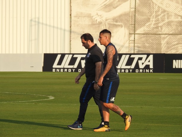 Arana conversou com mdico do Corinthians durante treinamento desta sexta