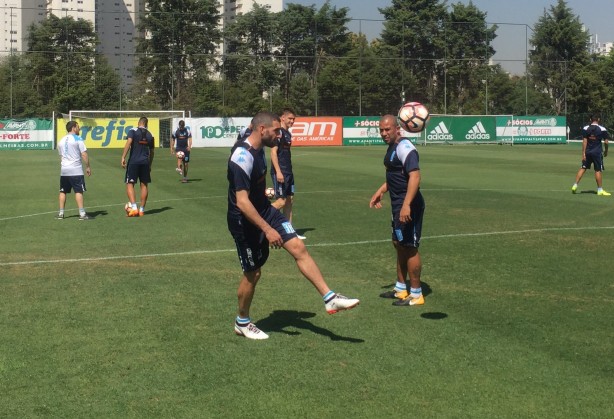 Jogadores do Racing Club treinaram no CT do Palmeiras na manh desta tera-feira