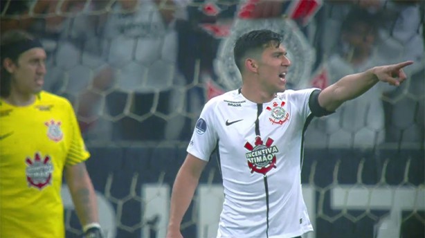 Balbuena alertando o posicionamento da defesa do Corinthians