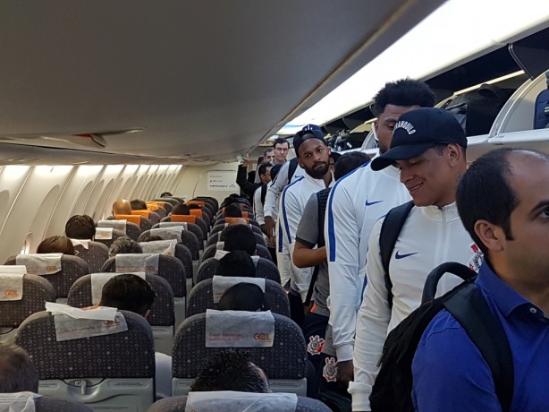 Jogadores do Corinthians durante chegada ao avio no Aeroporto de Guarulhos