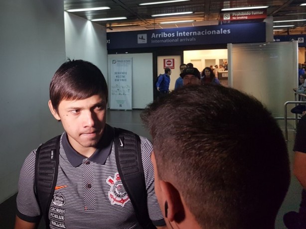 Romero conversou com a imprensa estrangeira no aeroporto da Argentina