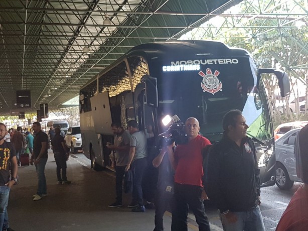 Ônibus do Corinthians já aguardava jogadores na saída do saguão