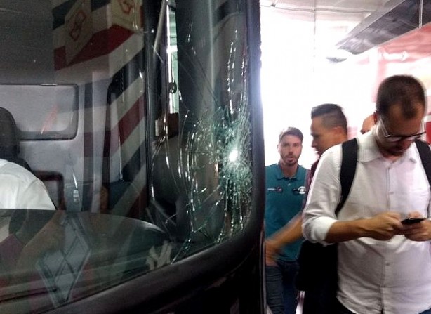 Vidro de ônibus da delegação do Corinthians foi trincado com pedrada no Morumbi