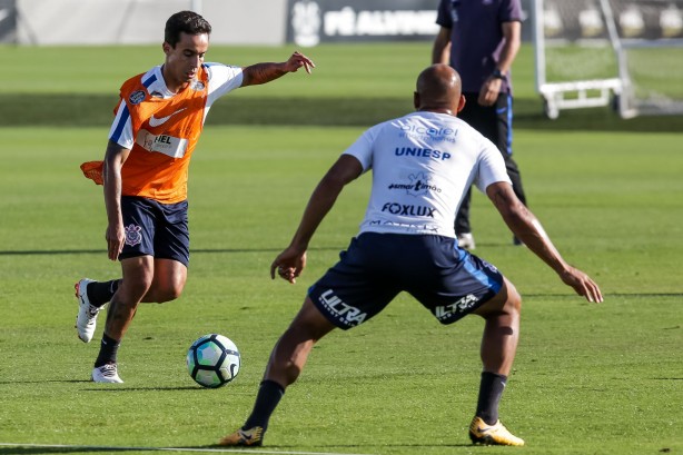 Jadson (colete) treinou com bola nesta terça, reapresentação do Corinthians