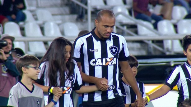 Roger e a filha Giulia em jogo do Botafogo em junho