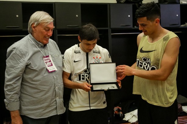 Flvio Adauto, Romero e Balbuena na entrega da placa pelos 150 jogos do atacante