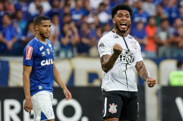 Kazim comemorando a marcao do pnalti que resultou no empate do Corinthians