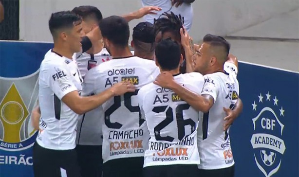 Equipe do Corinthians comemorando o primeiro gol contra o Coritiba