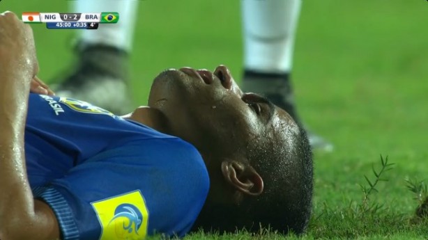 O meia-atacante Vitinho, do Corinthians, sofreu uma pancada na nuca em jogo da Seleo Sub-17