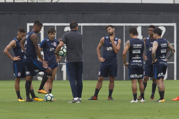 Carille tem nova semana de trabalhos para ajustes na equipe do Corinthians