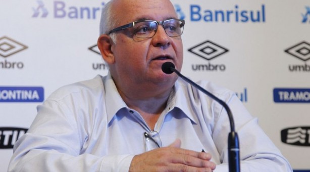 Romildo Bolzan Jr., presidente do Grmio, resolveu pressionar a arbitragem