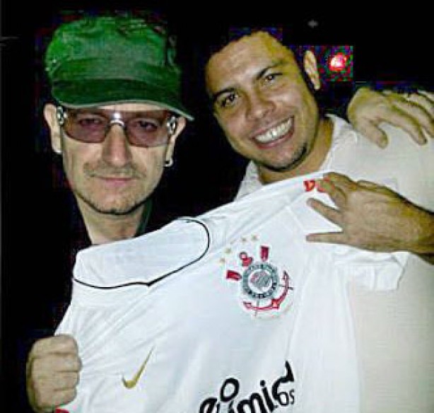 Ronaldo Fenmeno e Bono, vocalista do U2, com a camisa do Timo