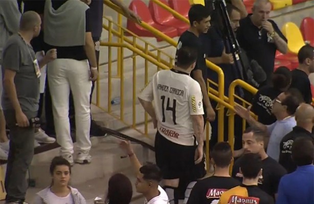 Jogador do Corinthians/UNIP tentou evitar a confuso de torcida alvinegra