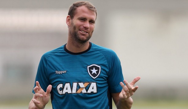 Capitão botafoguense retorna de suspensão para jogo contra o Corinthians