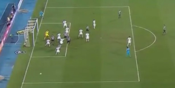Corinthians, com 11, contra apenas cinco do Botafogo na rea no primeiro gol