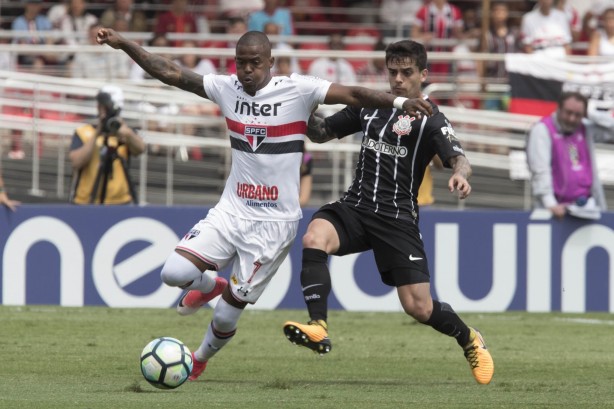Fagner em ação contra o São Paulo, último jogo da equipe considerada titular