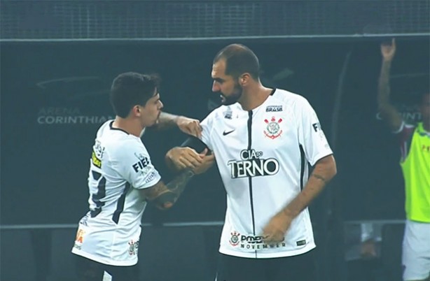 Danilo entrou no fim do jogo entre Corinthians e Fluminense e recebeu faixa de capitão de Fagner