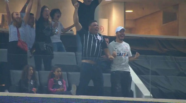 Ronaldo comemorando gol de J na Arena