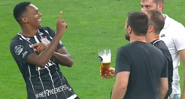 Atacante negou copo de cerveja entregue aos jogadores no gramado da Arena