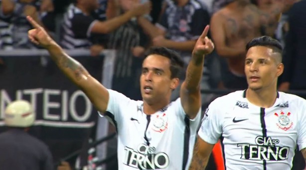 Jadson marcou o terceiro gol do Corinthians contra o Fluminense