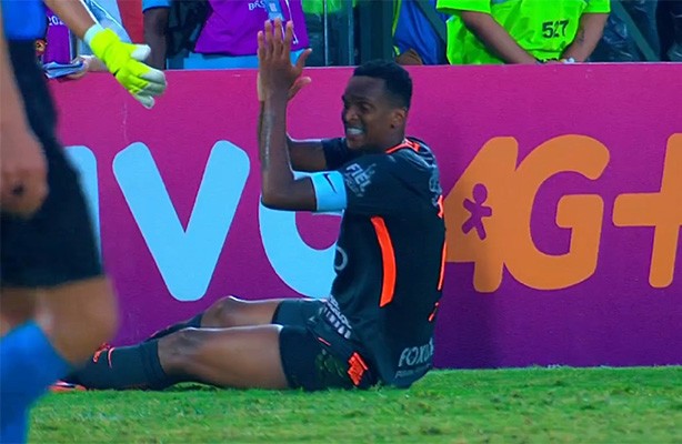 Jô, artilheiro do Timão, passou em branco na derrota para o Flamengo