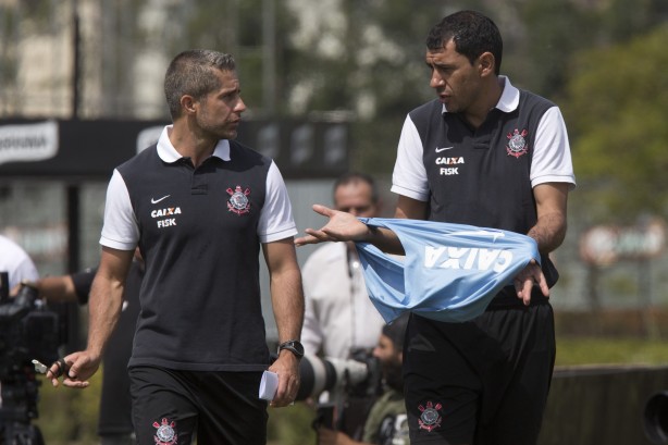 Sylvinho e Carille conversam durante treino do Corinthians em 2014