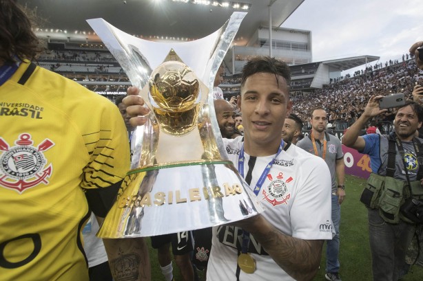 Lateral encerrou sua passagem pelo Corinthians com outra taa do Brasileiro
