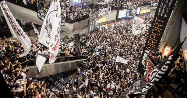 Torcida do Corinthians já invadiu o Aeroporto de Guarulhos no embarque ao Mundial de 2012