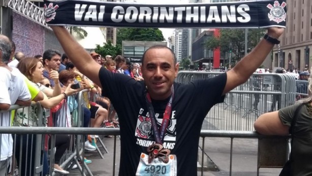Ricardo posa com adereos do Corinthians e medalha da So Silvestre