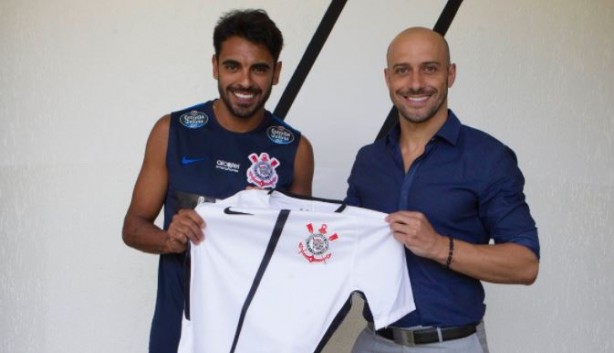 Dutra recebeu camisa do Corinthians das mos do gerente Alessandro Nunes