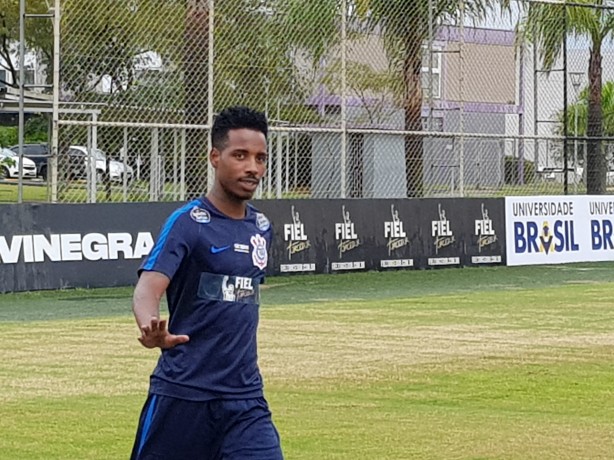 Guilherme Romo, revelado no clube, ser um dos laterais do Corinthians em 2018