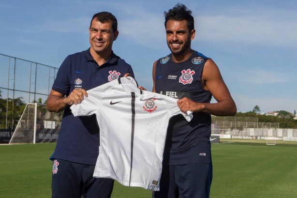 Jnior Dutra recebeu camisa do Corinthians das mos de Fbio Carille